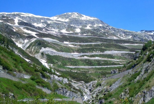 Дорога с самыми острыми углами Grimsel Pass в Швейцарских Альпах